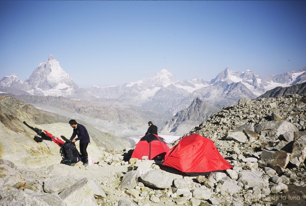 Recogiendo el campamento, al fondo el Cervino a la izquierda, el Dent Blanche en el centro y el Ober Gabelhorn a la derecha