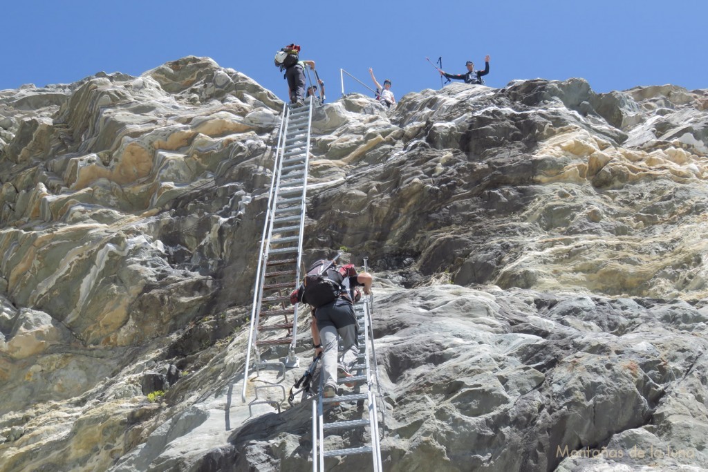 Escaleras y pasarelas en el recorrido que pasa por el Glaciar Grenx