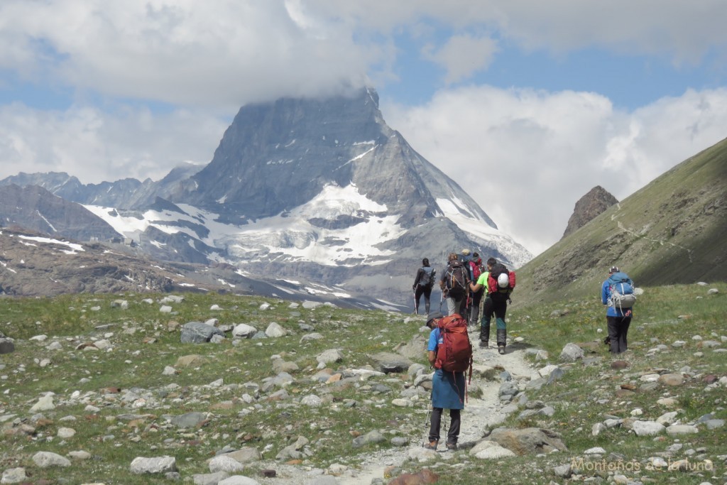 Senda camino de Rotenboden, al fondo el Cervino cubierto