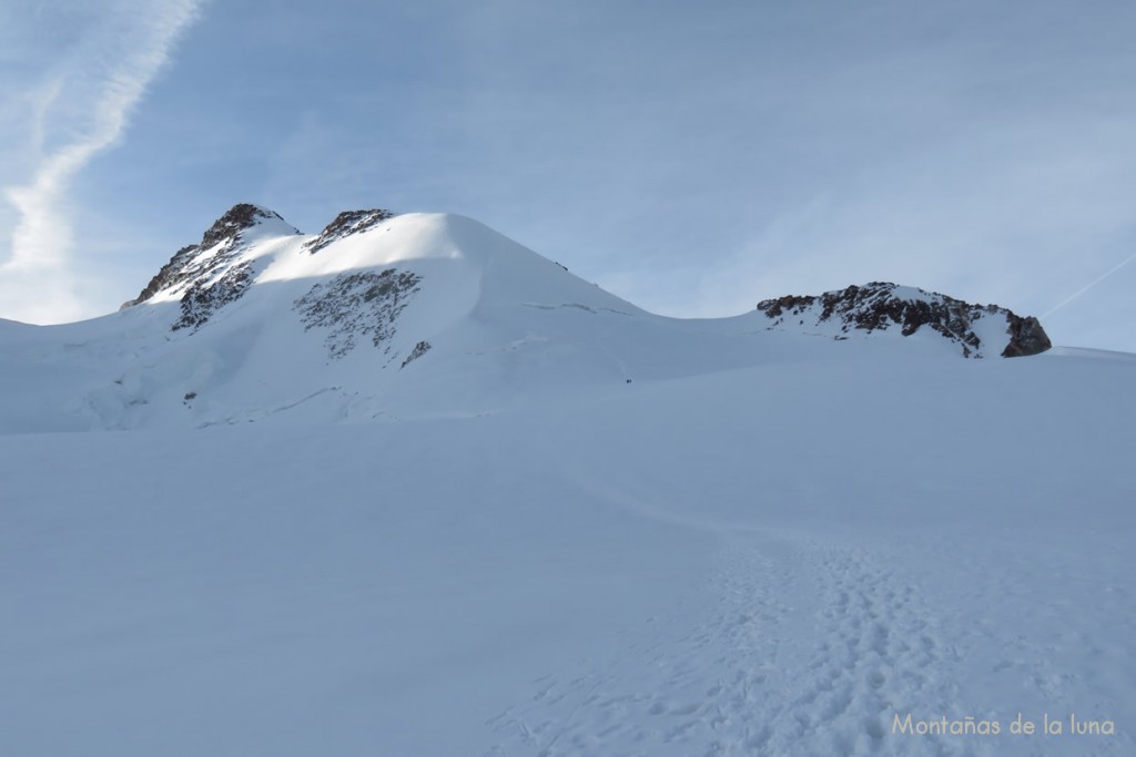 A la izquierda el comienzo de la cresta a la Dufourspitze, a la derecha Sattel, en el centro Satteltole