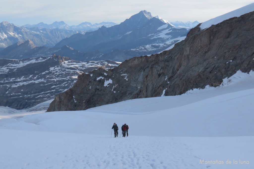 Acercándonos a Satteltole, detrás el Täschhorn, Dom