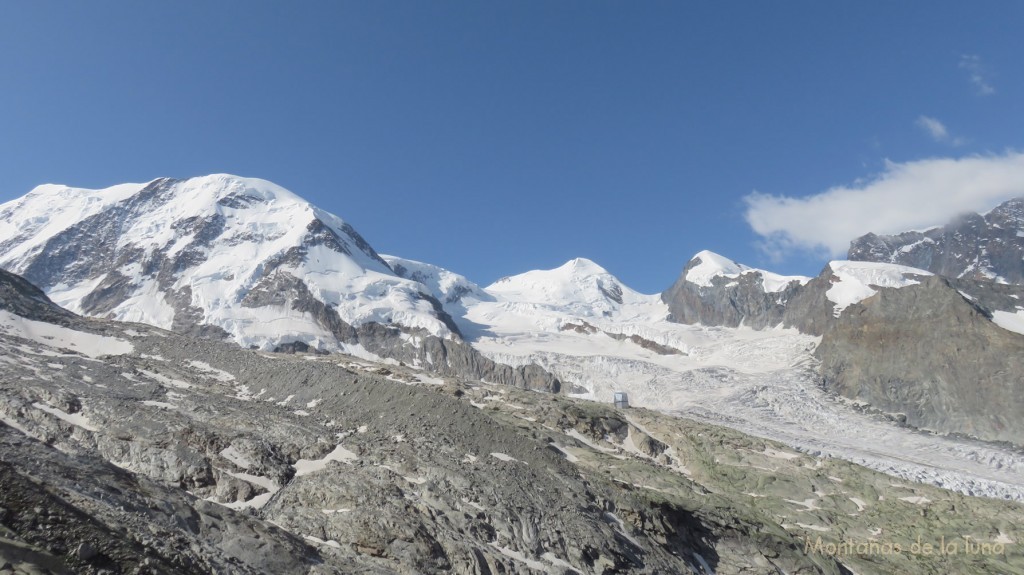 Atrás en el centro queda el Refugio del Monte Rosa, a la izquierda el Liskamm