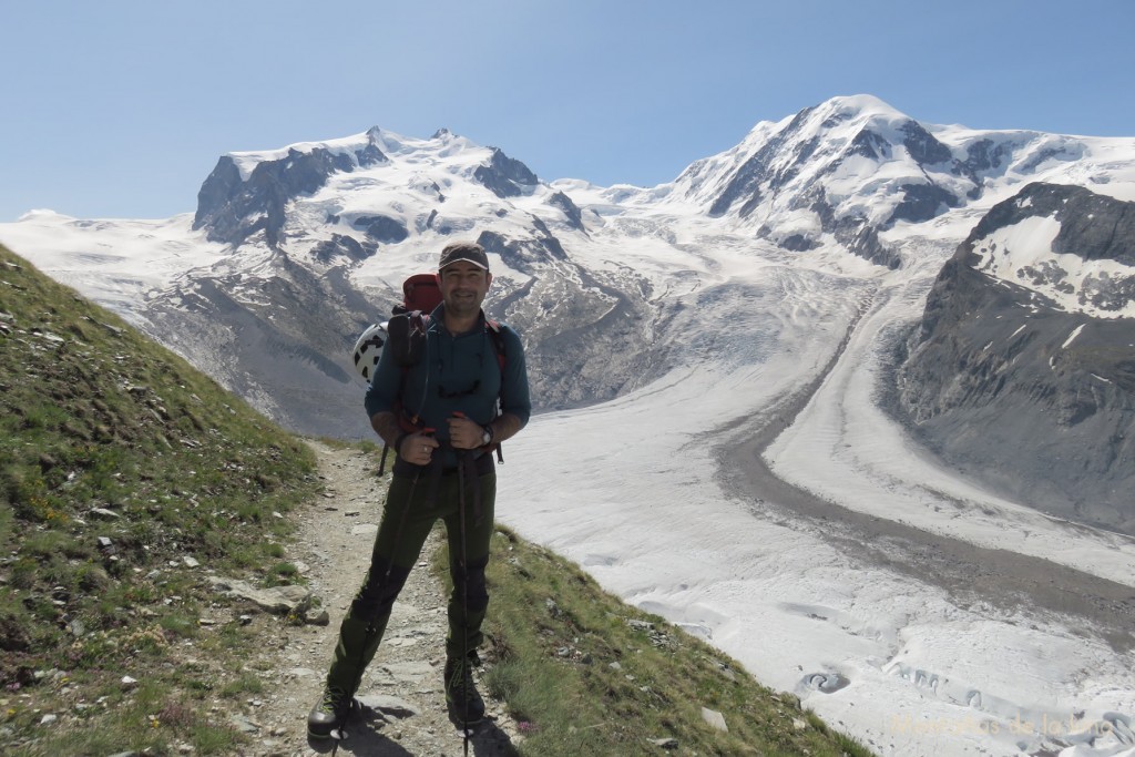 Bajando al Glaciar Gorner, delante Joaquín Terrés con el Monte Rosa detrás, el Liskamm a la derecha y el Glaciar Grenx-Gorner en el centro y abajo