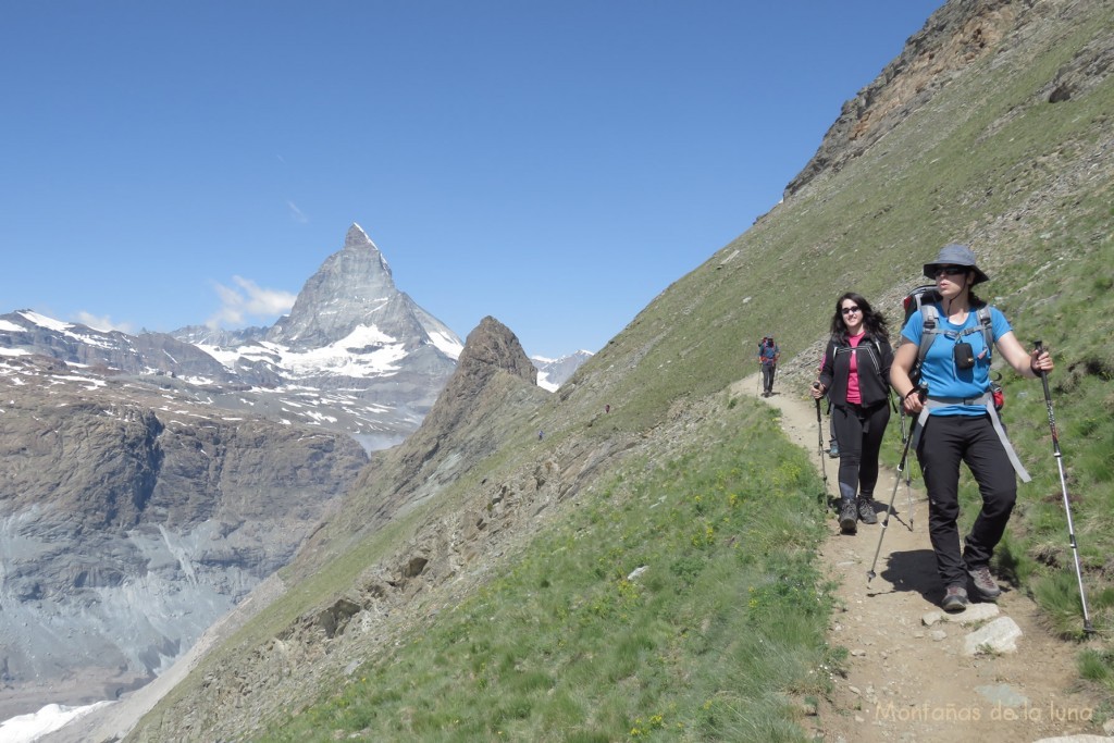 Bajando al Glaciar Gorner, delante Nuria y Leti, al fondo el Cervino