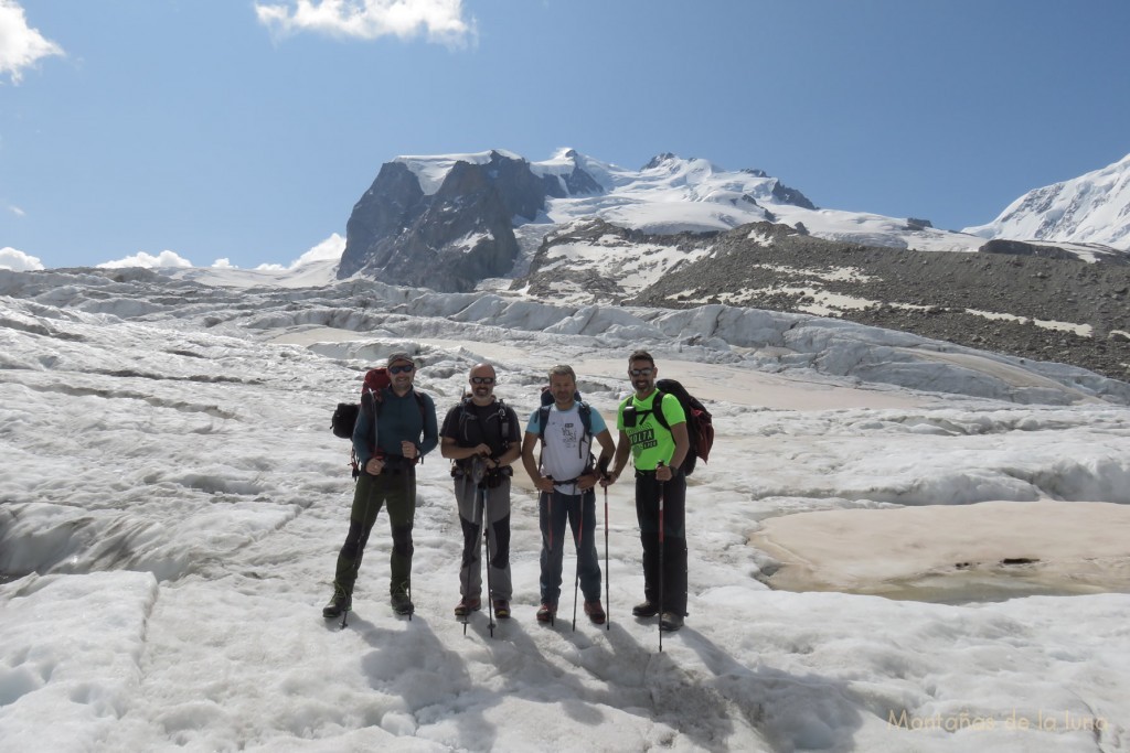 De izquierda a derecha: Joaquín Terrés, Luis Guerrero, Luis Segura y David en el Glaciar Gorner con el Monte Rosa detrás