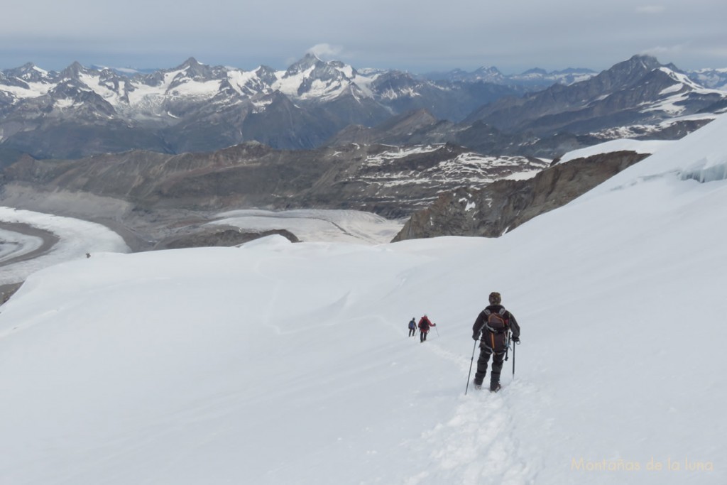 Delante Luis Guerrero después de cruzar la rimaya de Satteltole. Al fondo en el centro el Weisshorn, a la derecha el Täschorn, Dom