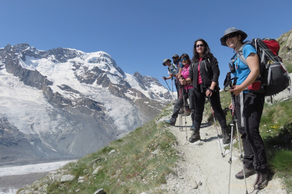 Delante Nuria, leti, Tere, Roberto e Isa con el Breithorn detrás