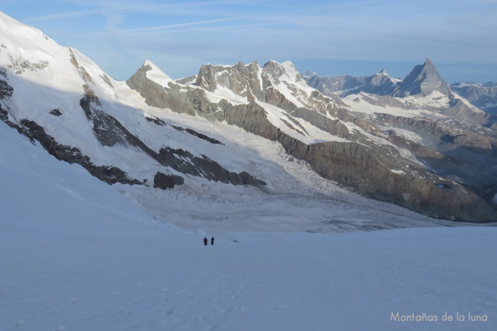 Detras las caidas de seracs y hielos al Glaciar Grenx, desde el Liskamm, Pollux, en el centro el Breithorn y el Cervino al fondo