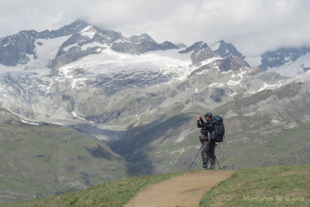 Joaquín Murcia y arriba el Zinalrothorn cubierto