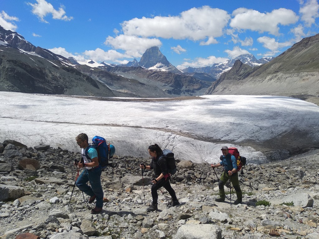 Llegando a la lagunilla bajo el Glaciar del Monte Rosa, delante Luis, Leti y Joaquín Terrés, detras el Glaciar Grenx-Gorner y el Cervino al fondo