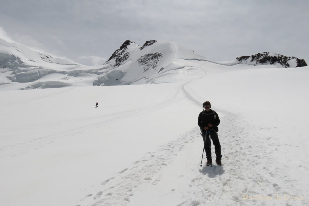 Luis Guerrero con Sattel a la derecha, el comienzo de la cresta a la Dufourspitze en el centro, y entre ambos Satteltole con la rimaya