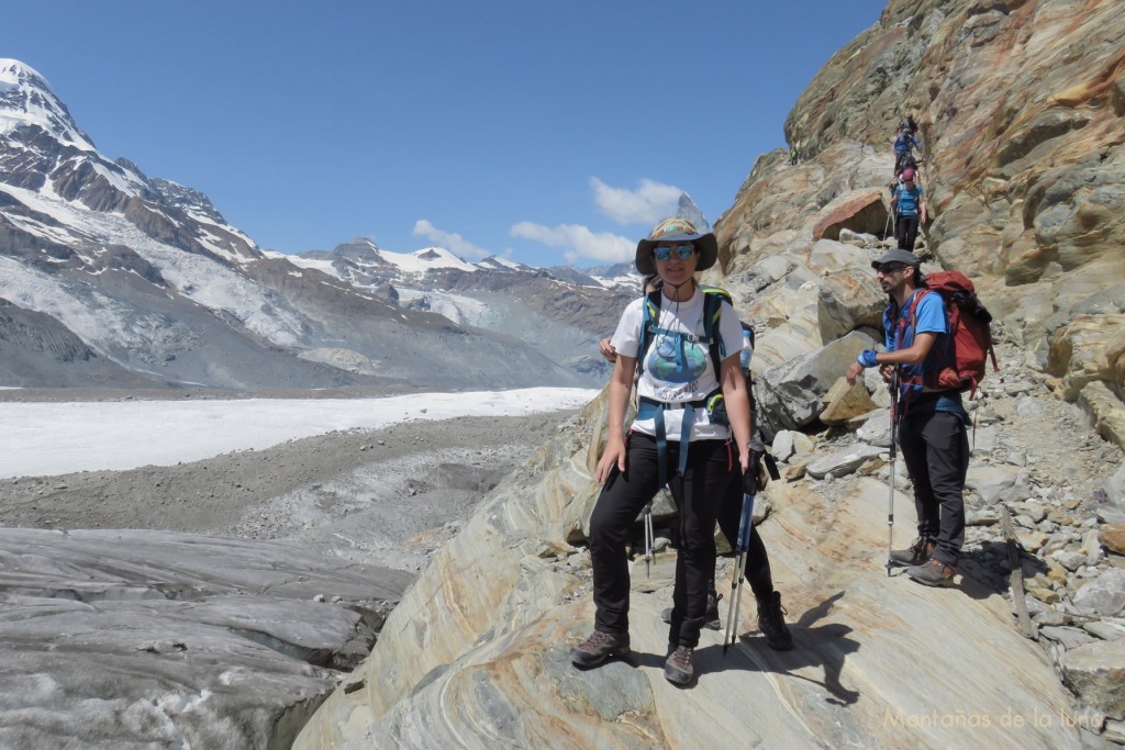 Pasos para bajar al glaciar, delante Isa y Roberto