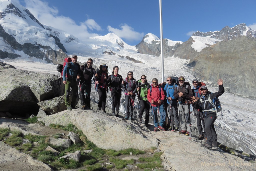 Saliendo del Refugio de Monte Rosa, de izquierda a derecha: Joaquín Terrés, David, Isa, Leti, Tere, Nuria, Luis Segura, Joaquín Murcia, Luis Guerrero, Roberto y Vicente