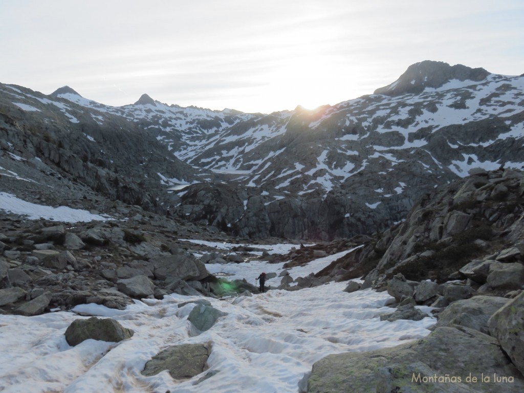 Amanece mientras seguimos por el recorrido hacia las Argualas