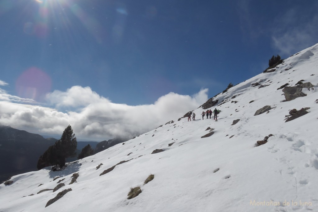 Dejamos atrás el Pas de La Cabra, camino de la cima del Cadí