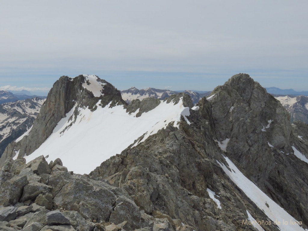 A la izquierda el Argualas y a la derecha el Algas desde la cima del Algas Norte