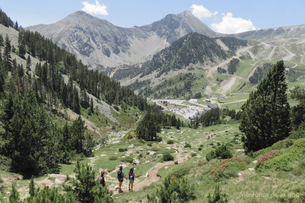 Bajando a Vallter 2000, arriba de izquierda a derecha: el Gra de Fajol Petit, Gra de Fajol Gran y Coll de La Marrana