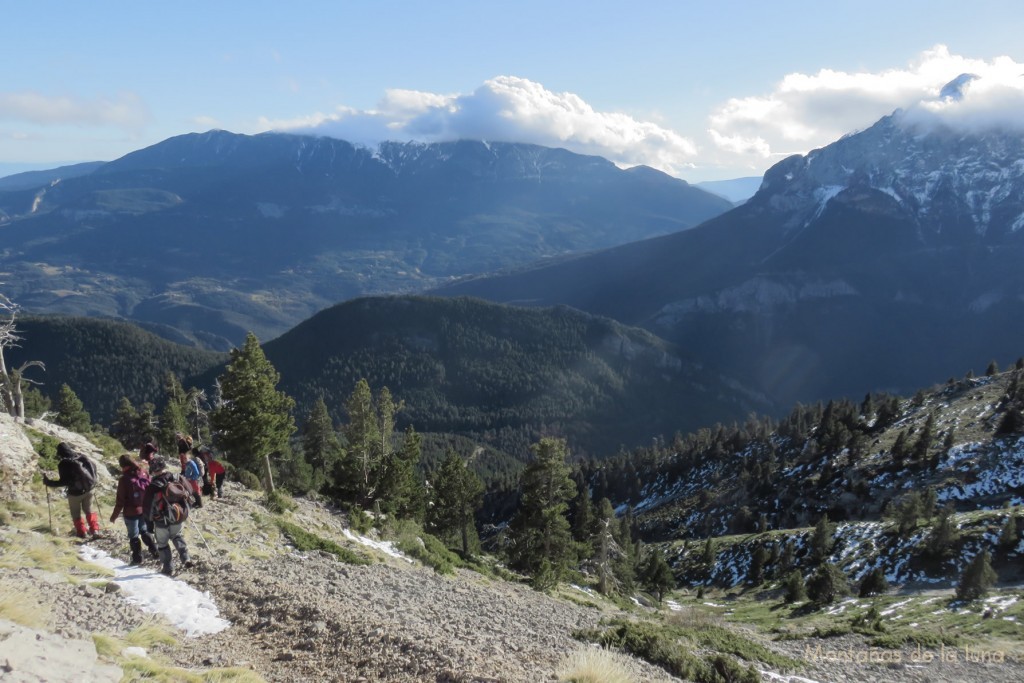 Bajando al Coll de Bauma, con la Serra d'Ensija al fondo y el Pedraforca a la derecha