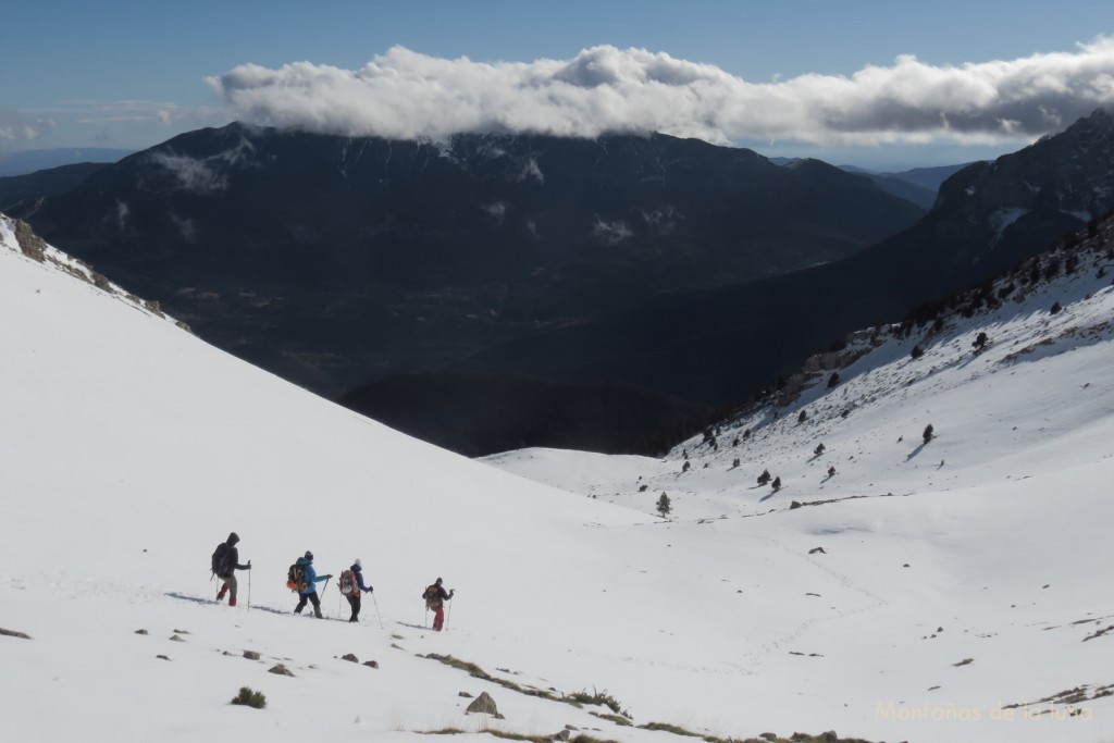 Bajando al Coll de Bauma, delante la Serra d'Ensija