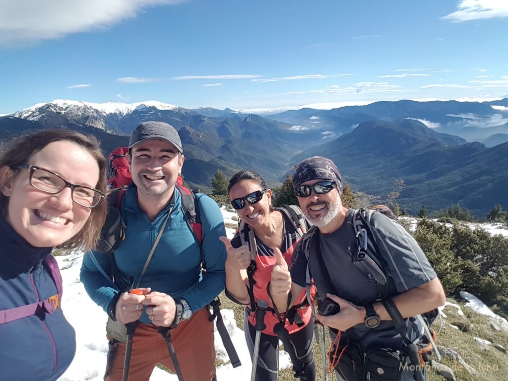 Cerca del Pas de La Cabra, al fondo izquierda la Tosa d'Alp y el Puigllançada, delante de izquierda a derecha: Anna Senmark, Joaquín, Dolors y Luis