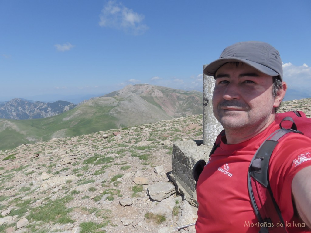 Cima del Puigllançada, 2.408 mts., detrás la Tosa d'Alp