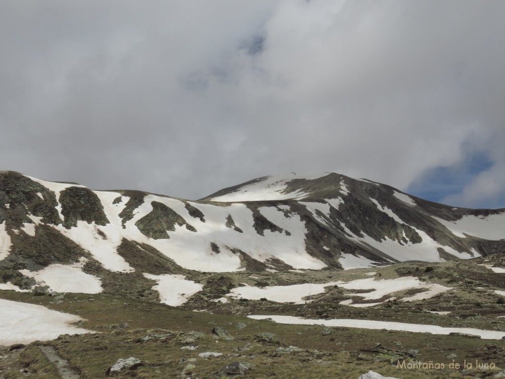 Delante el Coll de La Marrana y a la derecha el Bastiments