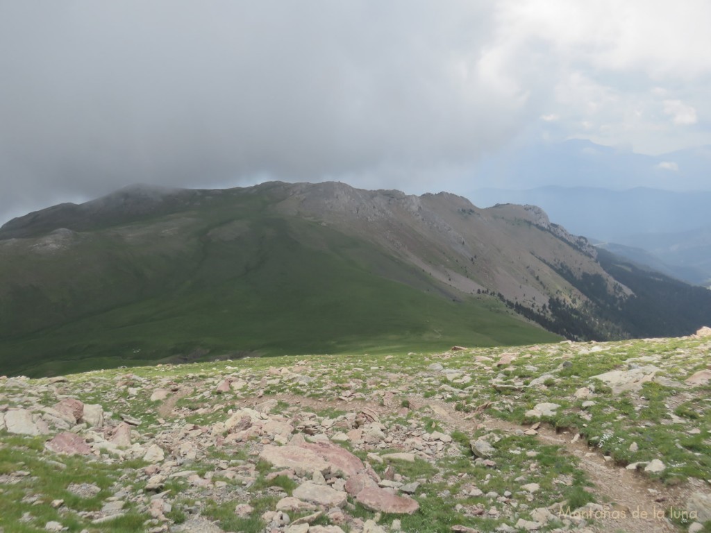 Delante la montaña de La Bòfia, abajo la Collada de Comafloriu