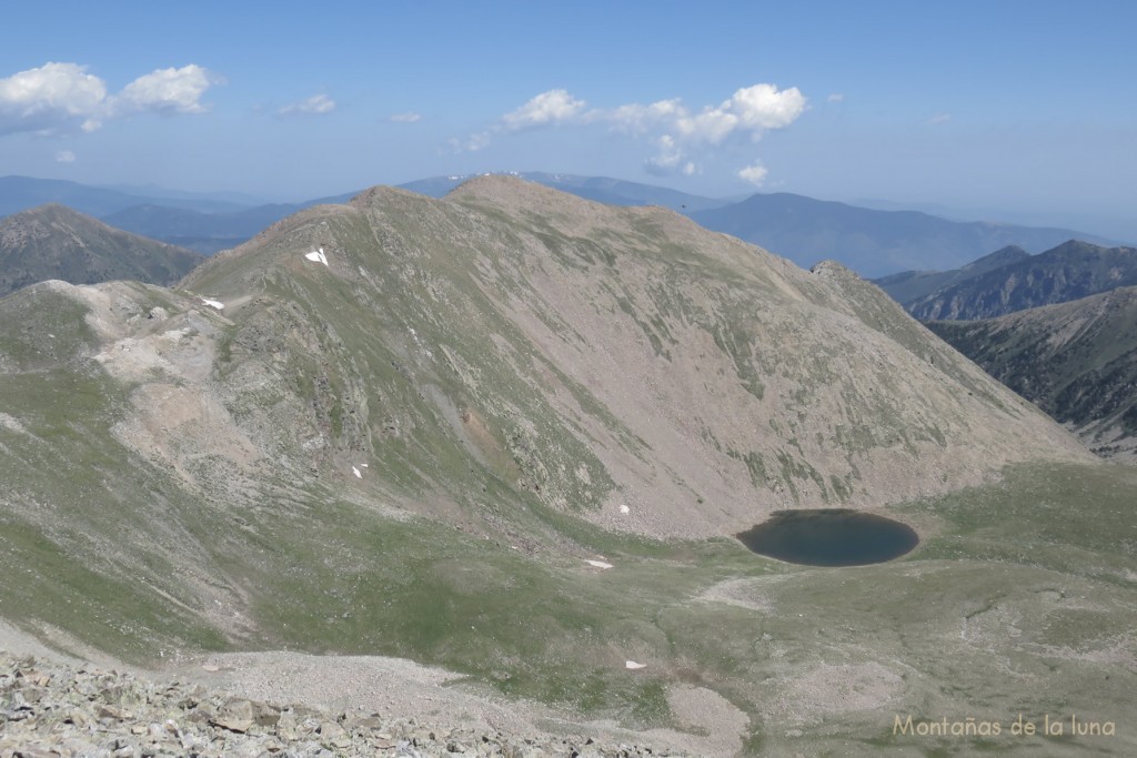 Desde la cima del Bastiments, delante el Pic de Bacivers y Estang de Bacivers