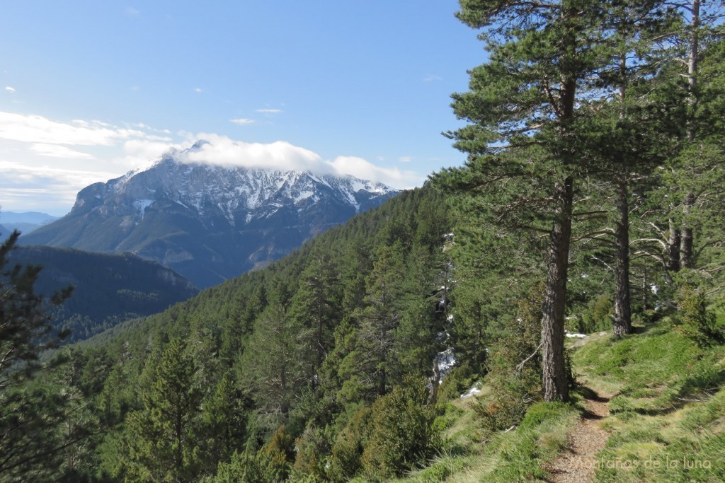 El Pedraforca al fondo mientras subimos al Pas de La Cabra