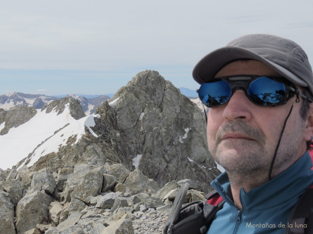 Joaquín en la cima del Algas Norte, 3.032 mts., detrás el Algas o Algas Sur