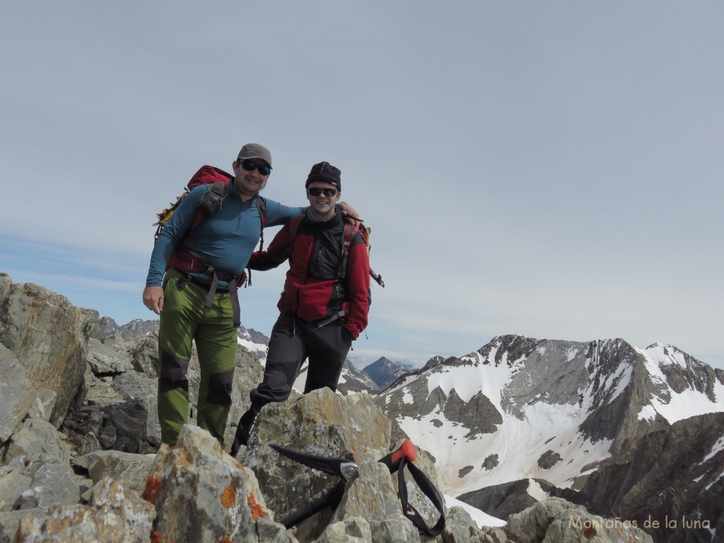 Joaquín y Pau en la cima del Algas (Algas Sur), 3.033 mts., al fondo los Picos del Infierno