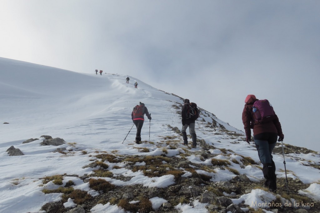 Llegando a la cima del Comabona, delante Anna Senmark