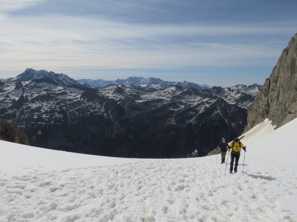 Llegando entre el Garmo Negro y el Argualas, al fondo las montañas de Gavarnié y Monte Perdido, a la izquierda el Vignemale