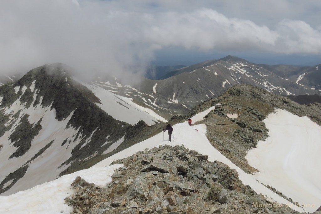 Olga y Txell llegando a la cima del Pic de l'Infern, a la izquierda queda el Pic de Freser y al fondo el Puig de Les Borregues en la Coma de l'Orri