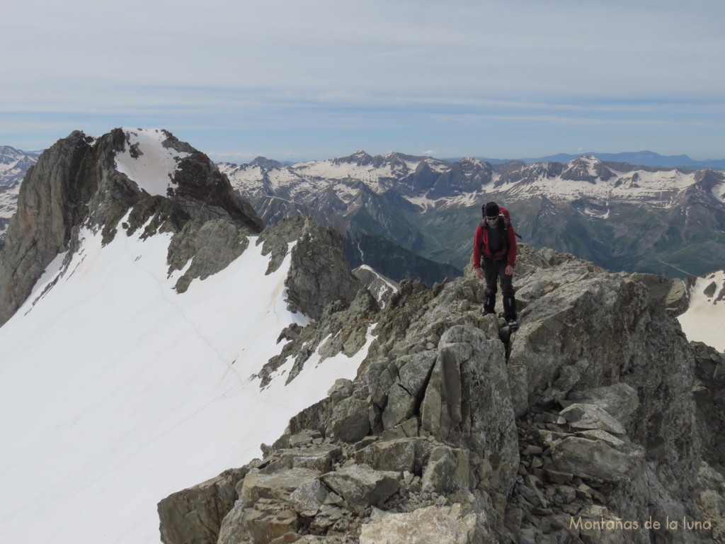 Pau llegando al Pico Algas, a la izquierda el Argualas, detrás al fondo la Sierra dera Partacua