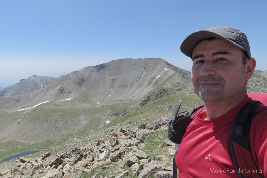 Cima del Pic de Bacivers, 2.844 mts., detrás el Bastiments