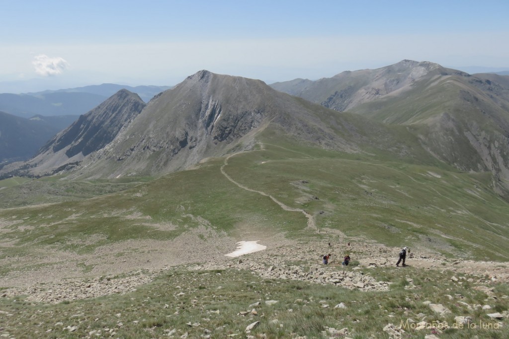 Subiendo al Bastiments, abajo queda el Coll de La Marrana, Gra de Fajol con el Gra de Fajol Petit a la izquierda, el Coll de La Coma de l'Orri y Puig de Les Borregues a la derecha