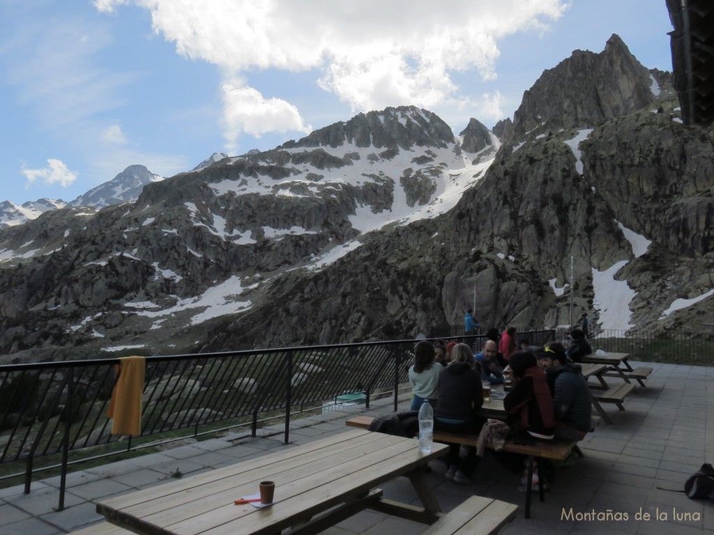 Terraza del Refugio de Bachimaña, con vistas al pico Argualas detrás al fondo izquierda