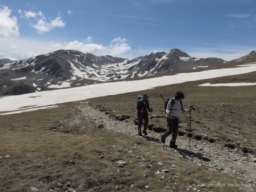 Txell y Olga en el Coll de La Marrana, 2.529 mts., al fondo derecha queda el Pic de Freser