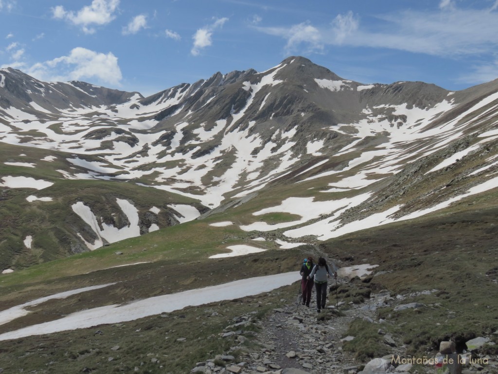 Txell y Olga subiendo al Coll de la Marrana, detrás queda el Pic de Freser