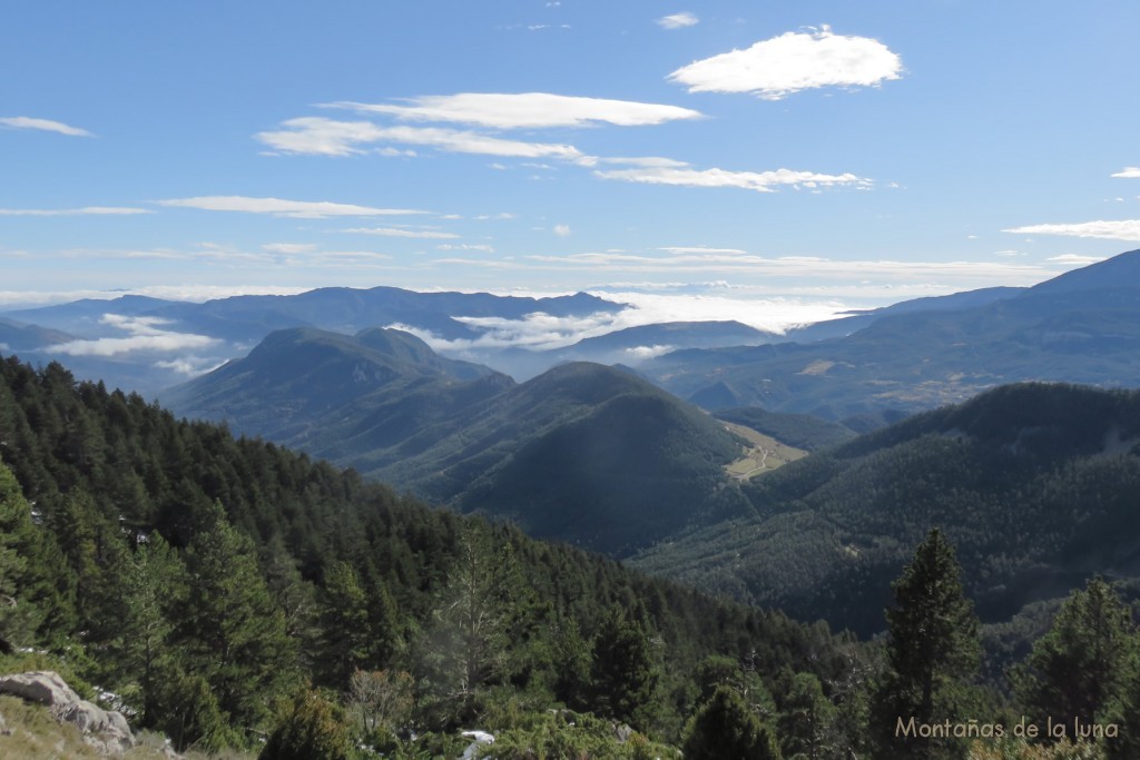 Valle y Serra de Gisclareny en el centro, con el prado donde se encuentra la población al centro derecha