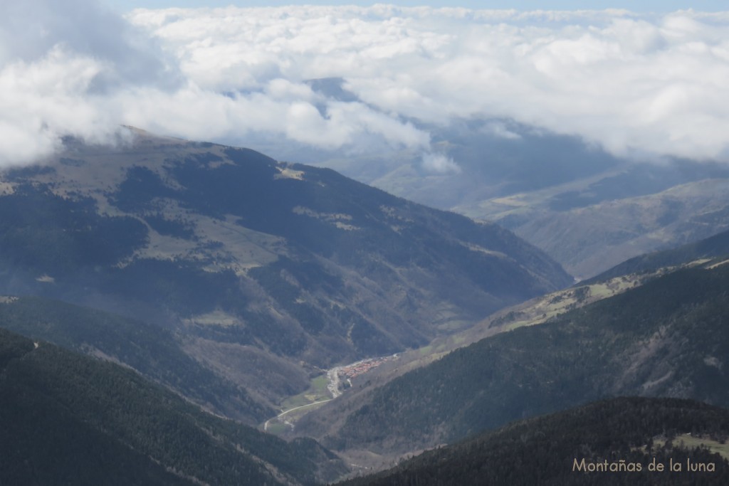 Vistas hacia el sur, en el centro el valle del Ter con Setcases en el centro