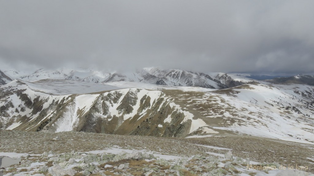 Bajando a la Portella del Callau, delante el Pic de La Llosa a la izquierda, Roques Blanques en el centro, y el Rocs Blancs a la derecha