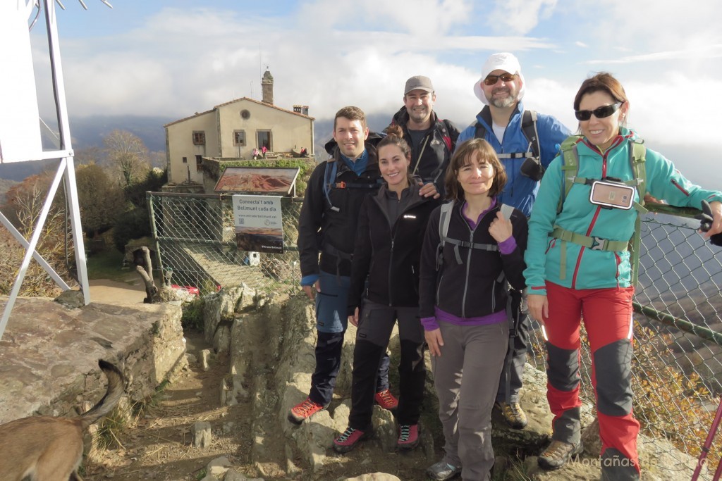 Cima de Bellmunt, 1.248 mts., de izquierda a derecha: hijo de Flora, nuera de Flora, Joaquín, Raquel, Lea y Flora