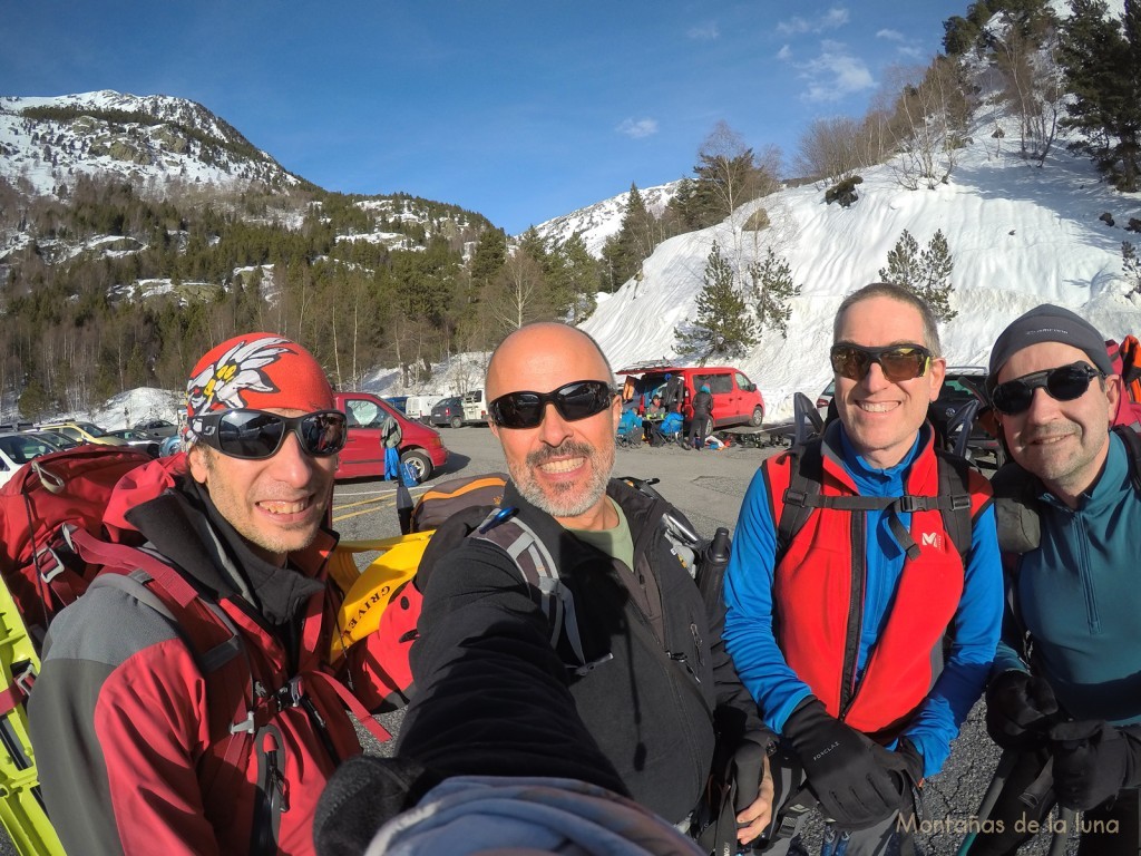 De izquierda a derecha: Antoni, Luis, Pep y Joaquín en el parking de la Vall de Sorteny