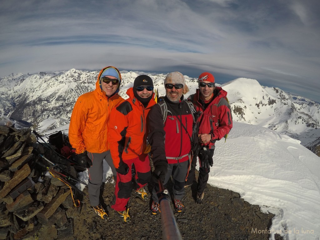 De izquierda a derecha: Pep, Joaquín, Luis y Antoni en la cima del Pic de l'Estanyó, 2.915 mts., detrás a la derecha el Pic de La Serrera, a la izquierda el Pic de Font Blanca