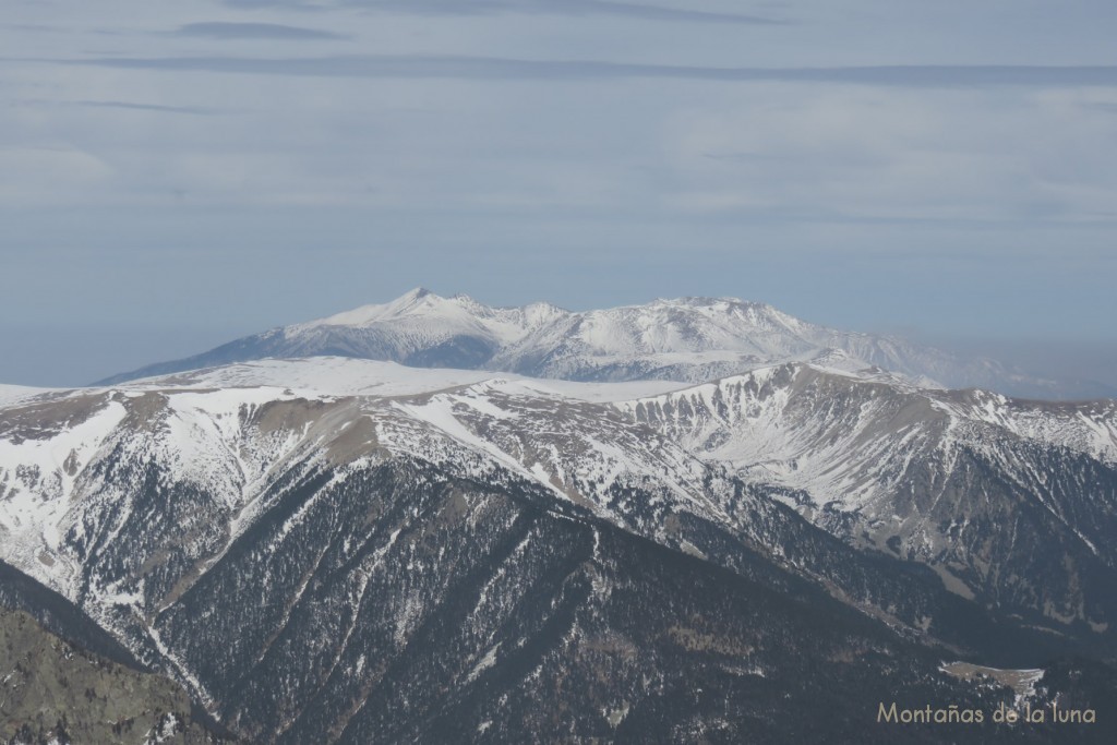 Delante el Pic de La Llosa, a la derecha Roca Colom, al fondo el Canigó