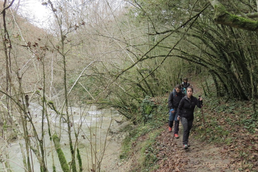 Delante la nuera de Flora en la senda por la orilla contraria del Río Ges