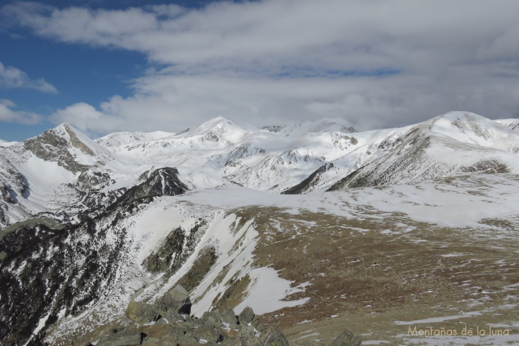 Desde la falsa cima o cima noroeste del Pic de Coma Ermada, abajo Camp Magre Petit, de izquierda a derecha: el Gra de Fajol, Coll de La Marrana, y detrás de ésta Pics de La Vaca, Bastiments, Pic de Bacivers y Pic de La Dona