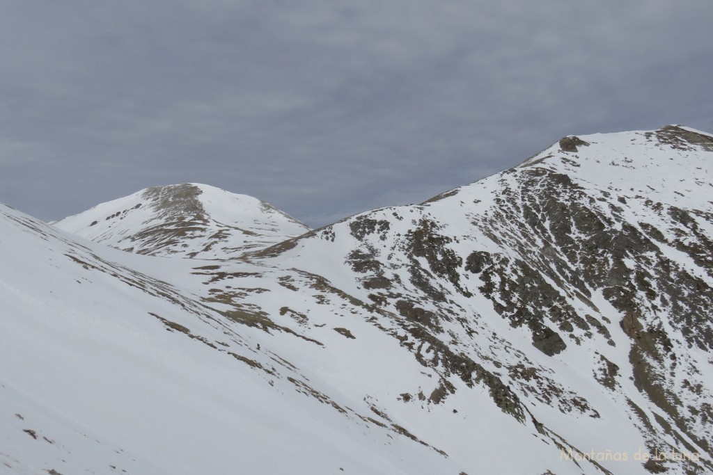 El Coll de La Coma de l'Orri delante a la izquierda, detrás el Coll de La Marrana y Bastiments, a la derecha el Gra de Fajol